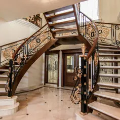 Scala in marmo sospesa classica