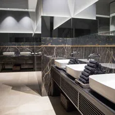 Bagno in marmo Port Laurent sempre attuale